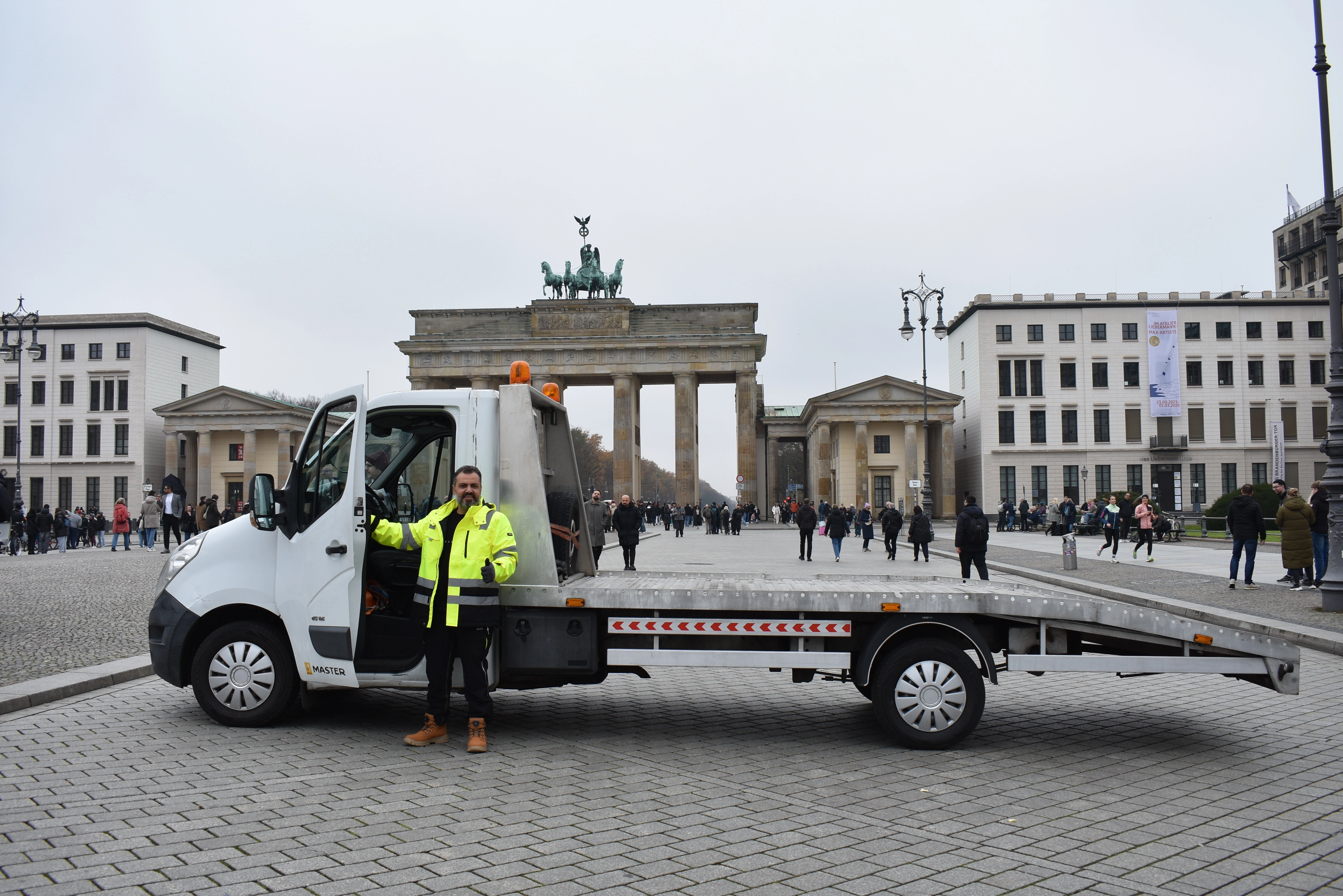 Roter Autotransporter LKW von Zein Transport